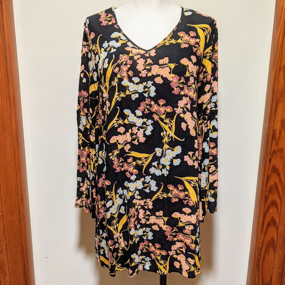 Black floral bell sleeved boho dress - Picture 3 of 6